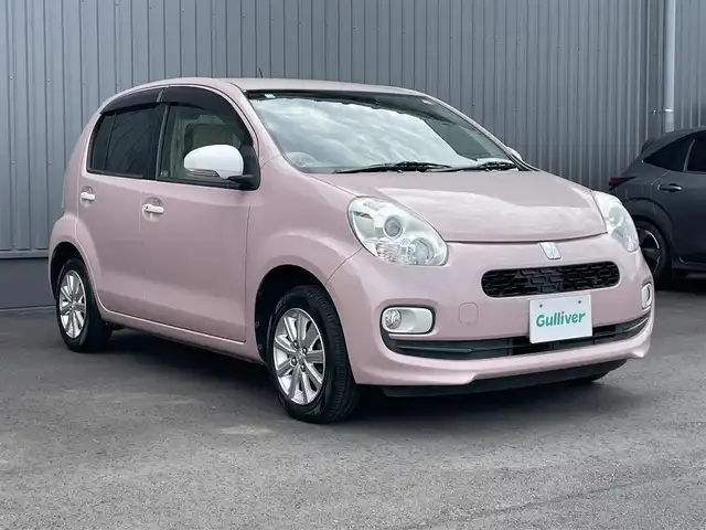 トヨタ パッソ プラスハナ Gパッケージ 千葉県 2014(平26)年 6.3万km ムースピンクP ワンオーナー/禁煙車/社外SDナビ/・フルセグTV・Bluetooth・CD・SD/バックカメラ/横滑り防止装置/ETC/ドライブレコーダー/アイドリングストップ/LEDヘッドライト/フォグランプ/ウィンカーミラー/電動格納ミラー/純正14インチAW/シートリフター/スマートキー/フロアマット/ドアバイザー/スペアキー/保証書