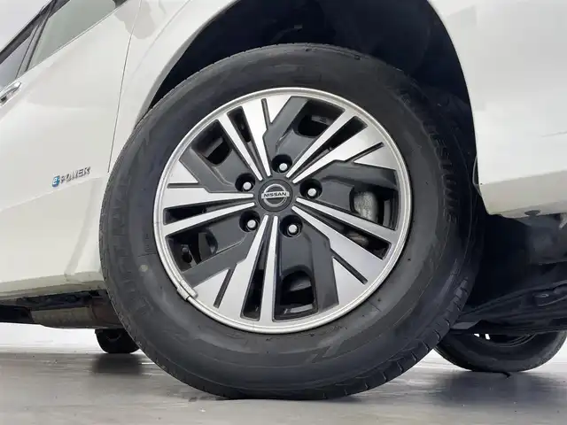 日産 セレナ e－パワー ハイウェイスター V 群馬県 2019(令1)年 7.1万km ブリリアントホワイトパール 純正10インチナビ(MM519D-L)/AM/FM/CD/DVD/Blu-ray/BT/フルセグ/ビルトインETC/純正前方ドライブレコーダー/インテリジェントアラウンドビューモニター/プロパイロット/ハンズフリーオートスライドドア/インテリジェント エマージェンシーブレーキ/インテリジェント FCW（前方衝突予測警報）/インテリジェント LI（車線逸脱防止支援システム）/LDW（車線逸脱警報）/インテリジェント BSI（後側方衝突防止支援システム）/BSW（後側方車両検知警報）/RCTA（後退時車両検知警報）/踏み間違い衝突防止アシスト/標識検知機能/車両接近通報装置/フロント&バックソナー/LEDヘッドライト/スマートキー/プッシュスタート/電動パーキングブレーキ/オートブレーキホールド