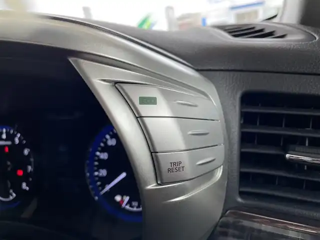 日産 エルグランド 千葉県 2017(平29)年 7.2万km ファントムブラック 木目調/革巻きステアリング/グラファイト塗装AW/パワーシート/シートヒーター/リバース連動型ドアミラー/純正ナビ/〇フルセグTV/BT/DVD/ラジオ/ビルトインETC/スペアキー/取扱説明書/保証書