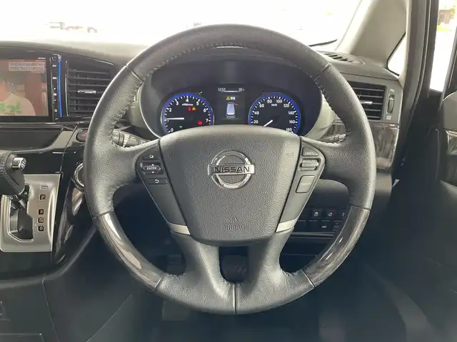 日産 エルグランド 千葉県 2017(平29)年 7.2万km ファントムブラック 木目調/革巻きステアリング/グラファイト塗装AW/パワーシート/シートヒーター/リバース連動型ドアミラー/純正ナビ/〇フルセグTV/BT/DVD/ラジオ/ビルトインETC/スペアキー/取扱説明書/保証書