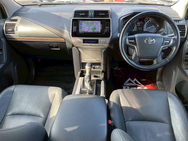 トヨタ ランドクルーザー プラド TX Lパッケージ 宮崎県 2018(平30)年 5.4万km 黒 社外SDナビ　/フルセグ　/バックカメラ　/ETC　/ドラレコ　/レザーシート　/クルコン　/サンルーフ　/衝突被害軽減ブレーキ　/横滑り防止　/レーンキープ　/純正ドアバイザー　/フォグランプ　/LED　/Bluetooth　/サイドステップ