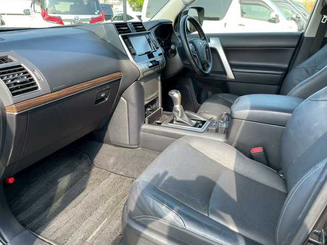 トヨタ ランドクルーザー プラド TX Lパッケージ 宮崎県 2018(平30)年 5.4万km 黒 社外SDナビ　/フルセグ　/バックカメラ　/ETC　/ドラレコ　/レザーシート　/クルコン　/サンルーフ　/衝突被害軽減ブレーキ　/横滑り防止　/レーンキープ　/純正ドアバイザー　/フォグランプ　/LED　/Bluetooth　/サイドステップ