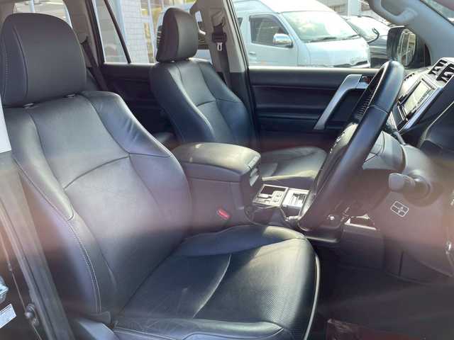 トヨタ ランドクルーザー プラド TX Lパッケージ 宮崎県 2018(平30)年 5.4万km 黒 社外SDナビ　/フルセグ　/バックカメラ　/ETC　/ドラレコ　/レザーシート　/クルコン　/サンルーフ　/衝突被害軽減ブレーキ　/横滑り防止　/レーンキープ　/純正ドアバイザー　/フォグランプ　/LED　/Bluetooth　/サイドステップ