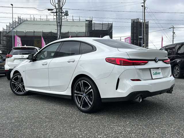 ＢＭＷ ＢＭＷ ２１８ｄ 愛知県 2021(令3)年 3.1万km アルピンホワイトⅢ ワンオーナー/純正10.25インチワイドHDDナビ/(Bluetooth/ScreenMirroring)/iDrive/バックカメラ/パーキングアシスト/クロストラフィックウォーニング/アクティブクルーズコントロール/インテリジェントセイフティ/(Cityブレーキ/レーンディパーチャー/レーンチェンジウォーニング)/パークディスタンスコントロール/レインセンサー付きワイパー/ロードサインアシスト/(追い越し禁止表示機能付き)/インテリジェントパーソナルアシスタント/ドライブモードセレクト/電動パーキングブレーキ/オートマチックホールドパーキングブレーキ/スマートキー(コンフォートアクセス付き)/(スペアキー×1)/取説/保証書