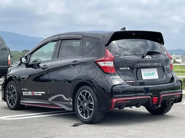 日産 ノート e－パワー ニスモ 佐賀県 2017(平29)年 3.3万km スーパーブラック 純正SDナビ/・フルセグTV/CD/DVD/SD/Bluetooth/アラウンドビューモニター/インテリジェントルームミラー/前方ドライブレコーダー/ETC/クスコタワーバー/革巻きステアリング/ステアリングリモコン/純正16インチアルミホイール/純正LEDヘッドライト/純正LEDフォグライト/純正フロアマット/純正ドアバイザ―/新車保証書/取扱説明書/スペアキー１本/車線逸脱警報システム/衝突被害軽減ブレーキ