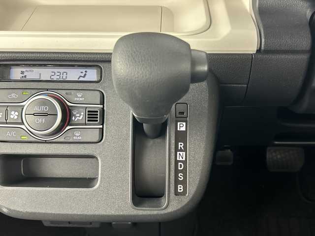 ダイハツ ムーヴ キャンバス ストライプス X 愛知県 2025(令7)年 0.4万km シャイニングホワイトパール/スムーズグレーマイカメタリック ナビ装着用アップグレードパック/スマートアシスト/・衝突回避支援ブレーキ機能/・誤発進抑制機能/・車線逸脱抑制機能/・先行車発進お知らせ機能/・コーナーセンサー/・オートハイビーム/ecoIDLE(アイドリングストップ)/両側パワースライドドア/ハロゲンヘッドランプ/オートライト/CANBUSエンブレム付シャイニングホワイトパールフロントグリル/シャイニングホワイトパールドアミラー/ステアリングスイッチ/アナログメーター/キーフリーシステム