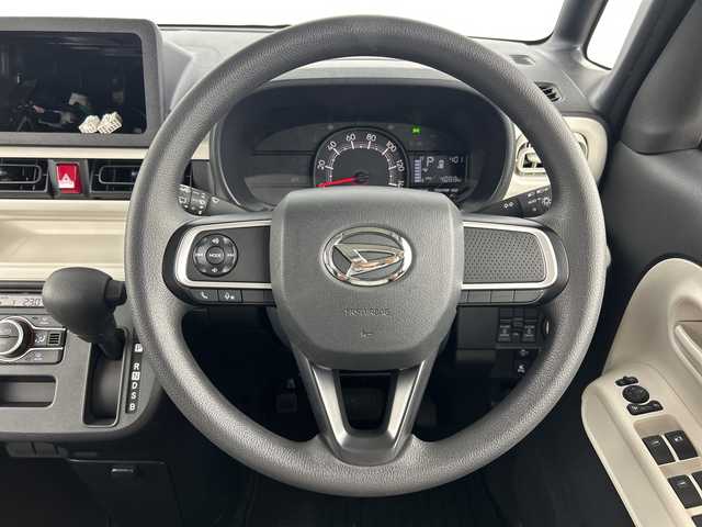 ダイハツ ムーヴ キャンバス ストライプス X 愛知県 2025(令7)年 0.4万km シャイニングホワイトパール/スムーズグレーマイカメタリック ナビ装着用アップグレードパック/スマートアシスト/・衝突回避支援ブレーキ機能/・誤発進抑制機能/・車線逸脱抑制機能/・先行車発進お知らせ機能/・コーナーセンサー/・オートハイビーム/ecoIDLE(アイドリングストップ)/両側パワースライドドア/ハロゲンヘッドランプ/オートライト/CANBUSエンブレム付シャイニングホワイトパールフロントグリル/シャイニングホワイトパールドアミラー/ステアリングスイッチ/アナログメーター/キーフリーシステム