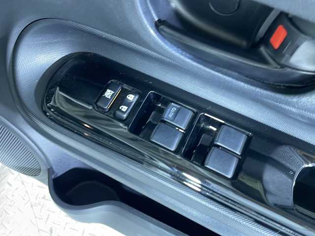 トヨタ アクア S スタイルブラック 沖縄県 2018(平30)年 5.2万km ライムホワイトパールクリスタルシャイン 禁煙車/県外仕入れ/純正ナビ/ＣＤ／ＤＶＤ／Ｂｌｕｅｔｏｏｔｈ／ワンセグＴＶ/バックカメラ/純正シートカーバー/ビルトインＥＴＣ/電動格納ミラー/純正ドライブレコーダー/衝突被害軽減システム/オートライト/オートマチックハイビーム/ステアリングリモコン/取扱説明書/保証書