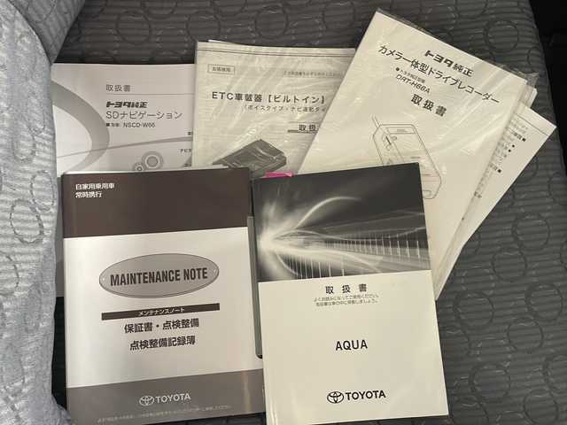 トヨタ アクア S スタイルブラック 沖縄県 2018(平30)年 5.2万km ライムホワイトパールクリスタルシャイン 禁煙車/県外仕入れ/純正ナビ/ＣＤ／ＤＶＤ／Ｂｌｕｅｔｏｏｔｈ／ワンセグＴＶ/バックカメラ/純正シートカーバー/ビルトインＥＴＣ/電動格納ミラー/純正ドライブレコーダー/衝突被害軽減システム/オートライト/オートマチックハイビーム/ステアリングリモコン/取扱説明書/保証書