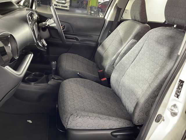 トヨタ アクア S スタイルブラック 沖縄県 2018(平30)年 5.2万km ライムホワイトパールクリスタルシャイン 禁煙車/県外仕入れ/純正ナビ/ＣＤ／ＤＶＤ／Ｂｌｕｅｔｏｏｔｈ／ワンセグＴＶ/バックカメラ/純正シートカーバー/ビルトインＥＴＣ/電動格納ミラー/純正ドライブレコーダー/衝突被害軽減システム/オートライト/オートマチックハイビーム/ステアリングリモコン/取扱説明書/保証書