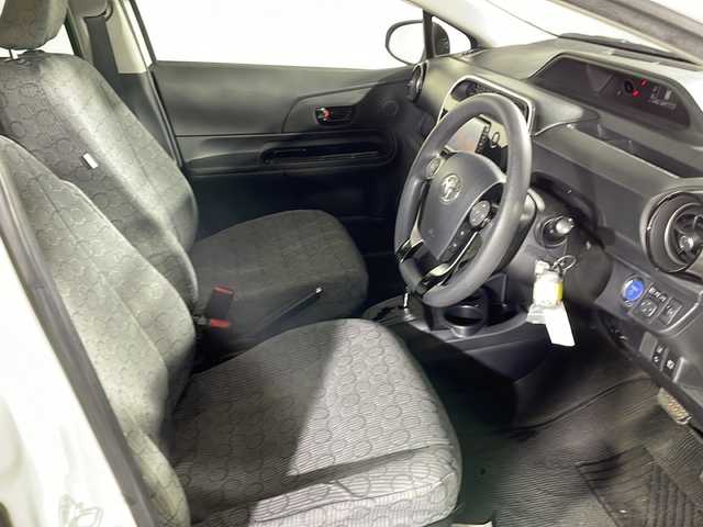 トヨタ アクア S スタイルブラック 沖縄県 2018(平30)年 5.2万km ライムホワイトパールクリスタルシャイン 禁煙車/県外仕入れ/純正ナビ/ＣＤ／ＤＶＤ／Ｂｌｕｅｔｏｏｔｈ／ワンセグＴＶ/バックカメラ/純正シートカーバー/ビルトインＥＴＣ/電動格納ミラー/純正ドライブレコーダー/衝突被害軽減システム/オートライト/オートマチックハイビーム/ステアリングリモコン/取扱説明書/保証書