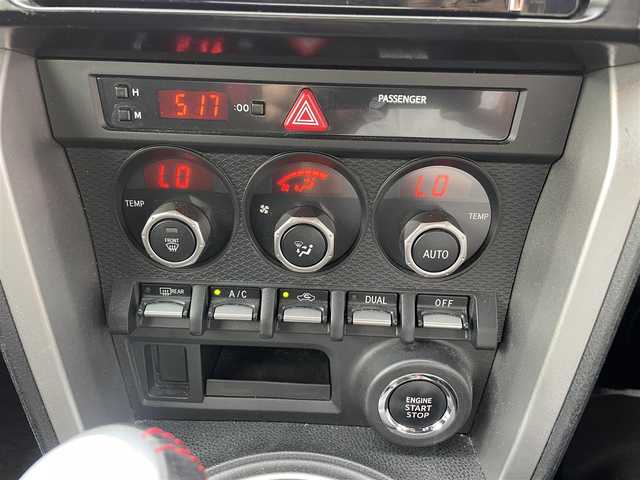 トヨタ ８６ GT 長野県 2012(平24)年 8.9万km サテンホワイトパール 社外ナビ/・Bluetooth/TV/純正ETC/純正フロアマット/HIDオートライト/革ステアリング/スマートキー/プッシュスタート/TRC