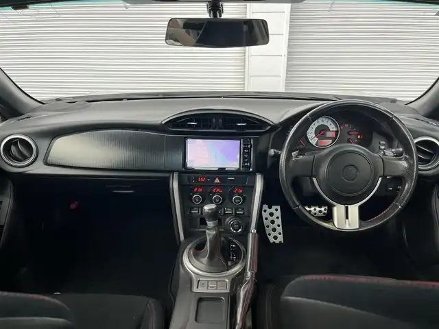 トヨタ ８６ GT 高知県 2012(平24)年 8.9万km サテンホワイトパール 社外ナビ/　Bluetooth/フルセグ/　CD/DVD/AM/FM/ETC/純正17インチアルミホイール/HIDヘッドライト/純正フロアマット/オートライト/MTモード付AT/プッシュスタート/スマートキー/パドルシフト/本革巻きステアリング/電動格納ミラー/盗難防止装置