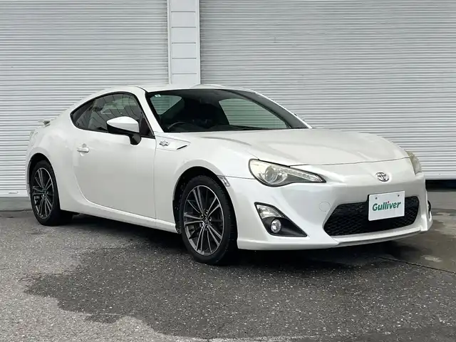 トヨタ ８６ GT 高知県 2012(平24)年 8.9万km サテンホワイトパール 社外ナビ/　Bluetooth/フルセグ/　CD/DVD/AM/FM/ETC/純正17インチアルミホイール/HIDヘッドライト/純正フロアマット/オートライト/MTモード付AT/プッシュスタート/スマートキー/パドルシフト/本革巻きステアリング/電動格納ミラー/盗難防止装置