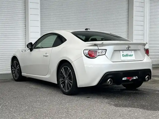 トヨタ ８６ GT 高知県 2012(平24)年 8.9万km サテンホワイトパール 社外ナビ/　Bluetooth/フルセグ/　CD/DVD/AM/FM/ETC/純正17インチアルミホイール/HIDヘッドライト/純正フロアマット/オートライト/MTモード付AT/プッシュスタート/スマートキー/パドルシフト/本革巻きステアリング/電動格納ミラー/盗難防止装置