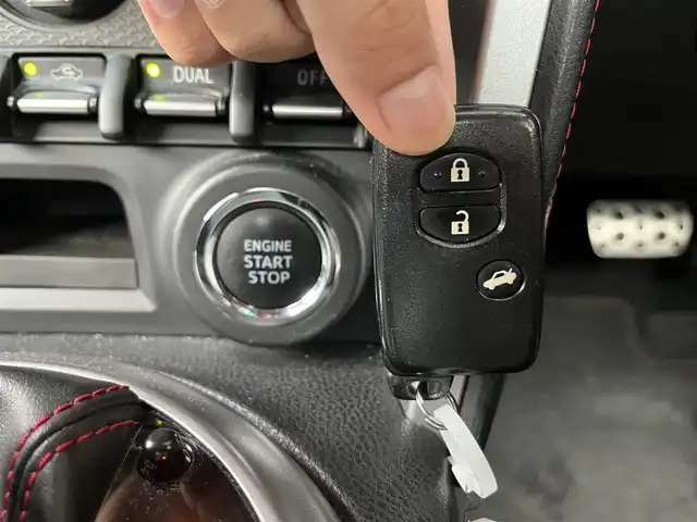 トヨタ ８６ GT 高知県 2012(平24)年 8.9万km サテンホワイトパール 社外ナビ/　Bluetooth/フルセグ/　CD/DVD/AM/FM/ETC/純正17インチアルミホイール/HIDヘッドライト/純正フロアマット/オートライト/MTモード付AT/プッシュスタート/スマートキー/パドルシフト/本革巻きステアリング/電動格納ミラー/盗難防止装置
