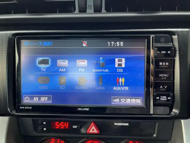 トヨタ ８６ GT 高知県 2012(平24)年 8.9万km サテンホワイトパール 社外ナビ/　Bluetooth/フルセグ/　CD/DVD/AM/FM/ETC/純正17インチアルミホイール/HIDヘッドライト/純正フロアマット/オートライト/MTモード付AT/プッシュスタート/スマートキー/パドルシフト/本革巻きステアリング/電動格納ミラー/盗難防止装置