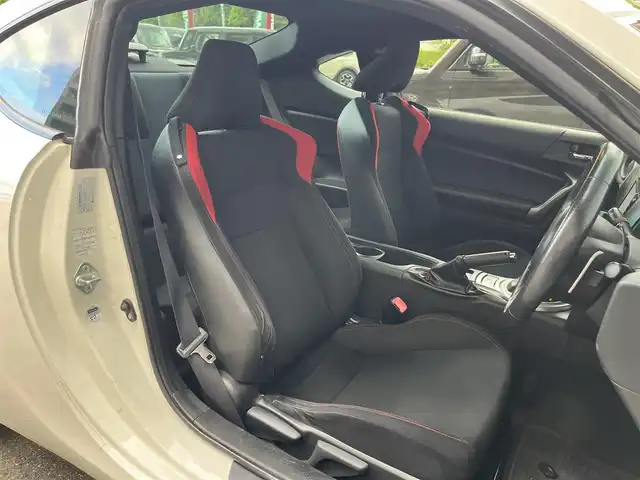 トヨタ ８６ GT 高知県 2012(平24)年 8.9万km サテンホワイトパール 社外ナビ/　Bluetooth/フルセグ/　CD/DVD/AM/FM/ETC/純正17インチアルミホイール/HIDヘッドライト/純正フロアマット/オートライト/MTモード付AT/プッシュスタート/スマートキー/パドルシフト/本革巻きステアリング/電動格納ミラー/盗難防止装置