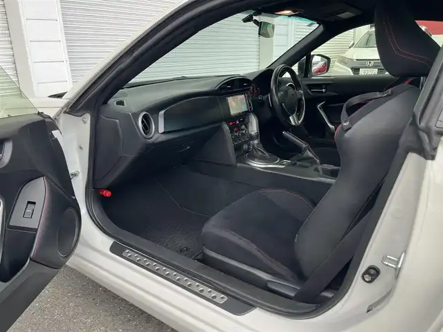 トヨタ ８６ GT 高知県 2012(平24)年 8.9万km サテンホワイトパール 社外ナビ/　Bluetooth/フルセグ/　CD/DVD/AM/FM/ETC/純正17インチアルミホイール/HIDヘッドライト/純正フロアマット/オートライト/MTモード付AT/プッシュスタート/スマートキー/パドルシフト/本革巻きステアリング/電動格納ミラー/盗難防止装置