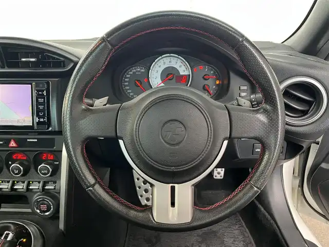 トヨタ ８６ GT 高知県 2012(平24)年 8.9万km サテンホワイトパール 社外ナビ/　Bluetooth/フルセグ/　CD/DVD/AM/FM/ETC/純正17インチアルミホイール/HIDヘッドライト/純正フロアマット/オートライト/MTモード付AT/プッシュスタート/スマートキー/パドルシフト/本革巻きステアリング/電動格納ミラー/盗難防止装置
