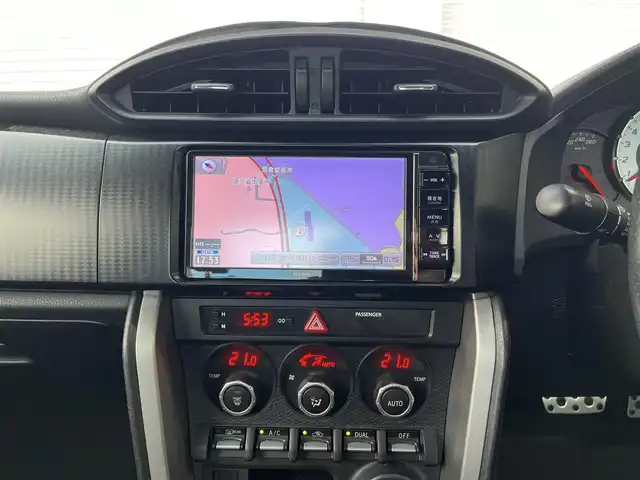 トヨタ ８６ GT 高知県 2012(平24)年 8.9万km サテンホワイトパール 社外ナビ/　Bluetooth/フルセグ/　CD/DVD/AM/FM/ETC/純正17インチアルミホイール/HIDヘッドライト/純正フロアマット/オートライト/MTモード付AT/プッシュスタート/スマートキー/パドルシフト/本革巻きステアリング/電動格納ミラー/盗難防止装置