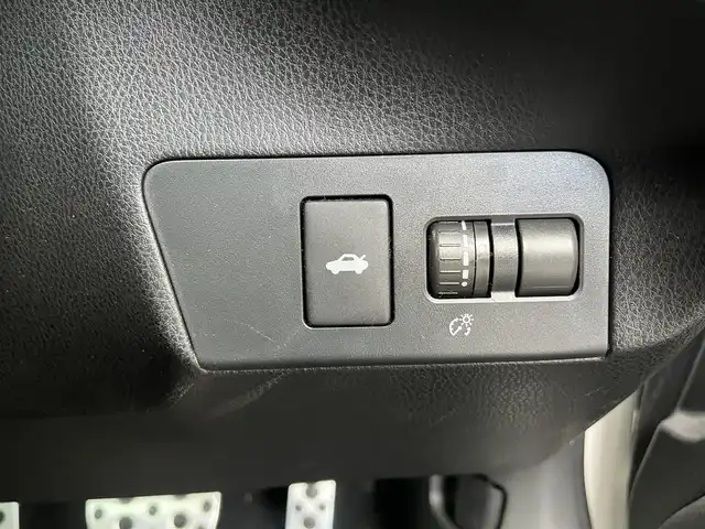 トヨタ ８６ GT 高知県 2012(平24)年 8.9万km サテンホワイトパール 社外ナビ/　Bluetooth/フルセグ/　CD/DVD/AM/FM/ETC/純正17インチアルミホイール/HIDヘッドライト/純正フロアマット/オートライト/MTモード付AT/プッシュスタート/スマートキー/パドルシフト/本革巻きステアリング/電動格納ミラー/盗難防止装置