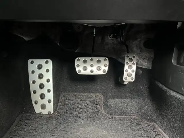 トヨタ ８６ GT 高知県 2012(平24)年 8.9万km サテンホワイトパール 社外ナビ/　Bluetooth/フルセグ/　CD/DVD/AM/FM/ETC/純正17インチアルミホイール/HIDヘッドライト/純正フロアマット/オートライト/MTモード付AT/プッシュスタート/スマートキー/パドルシフト/本革巻きステアリング/電動格納ミラー/盗難防止装置