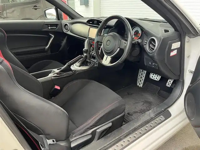 トヨタ ８６ GT 高知県 2012(平24)年 8.9万km サテンホワイトパール 社外ナビ/　Bluetooth/フルセグ/　CD/DVD/AM/FM/ETC/純正17インチアルミホイール/HIDヘッドライト/純正フロアマット/オートライト/MTモード付AT/プッシュスタート/スマートキー/パドルシフト/本革巻きステアリング/電動格納ミラー/盗難防止装置
