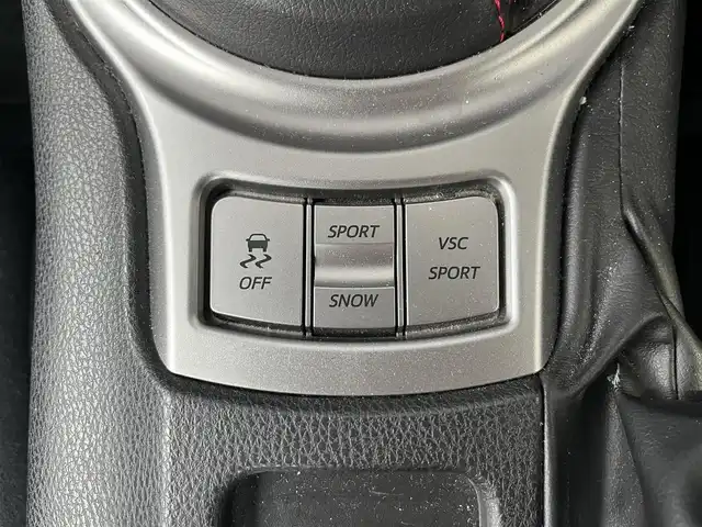 トヨタ ８６ GT 高知県 2012(平24)年 8.9万km サテンホワイトパール 社外ナビ/　Bluetooth/フルセグ/　CD/DVD/AM/FM/ETC/純正17インチアルミホイール/HIDヘッドライト/純正フロアマット/オートライト/MTモード付AT/プッシュスタート/スマートキー/パドルシフト/本革巻きステアリング/電動格納ミラー/盗難防止装置