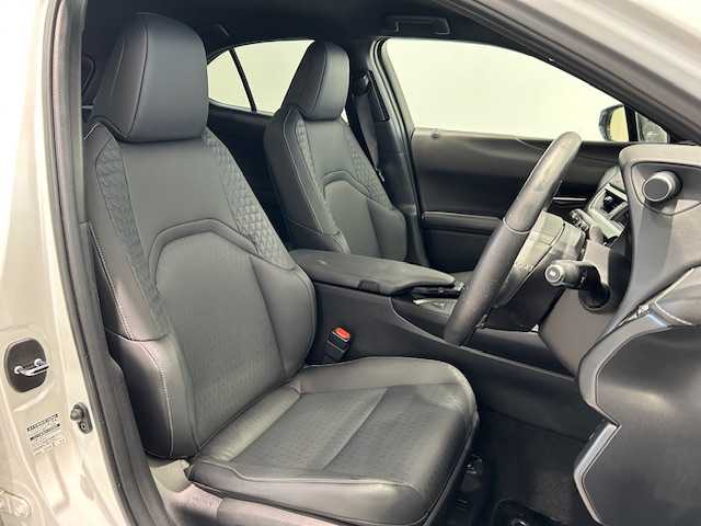 レクサス ＵＸ 250h バージョンC 宮城県 2020(令2)年 6.5万km ソニッククォーツ レクサスセーフティシステムプラス/・プリクラッシュセーフティ/・レーントレーシングアシスト/・オートマチックハイビーム/・ロードサインアシスト/・ドライバー異常時対応システム/・プロアクティブドライビングアシスト/・交差点衝突回避支援/・緊急時操舵支援/・低速時加速抑制/・発進遅れ告知機能/・安心降車機能/・レーンデバーチャーアラート/・ブラインドスポットモニター/純正SDナビ/純正ドライブレコーダー/バックカメラ/コーナーセンサー/追従機能付きクルーズコントロール/純正ETC2.0/ステアリングヒーター/シートヒーター/パワーシート/シートメモリー/純正アルミホイール/純正フロアマット