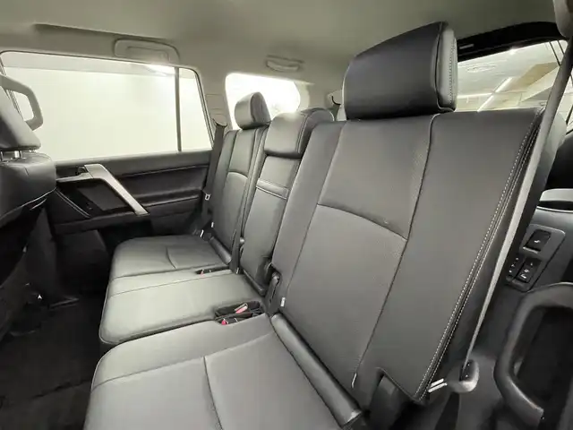 トヨタ ランドクルーザー プラド TX Lパッケージ マットブラED 道央・札幌 2022(令4)年 2.8万km ホワイトパールクリスタルシャイン ・4WD/・純正ディスプレイオーディオ/・フルセグ/applecarplay/androidauto/BT//・全方位カメラ/・プリクラッシュ/・アダプティブクルーズコントロール/・レーンキープアシスト/・クリアランスソナー/・ブラインドスポットモニター/・ルーフレール/・シートエアコン/ヒーター/・パワーシート/・レザーシート/・オートライト/・オートマチックハイビーム/・ヘッドライトウォッシャー/・スマートキー/・プッシュスタート/・純正フロアマット/・純正エンジンスターター/・積込社外ＡＷ＋冬タイヤ(DM-V3 265/65/17)