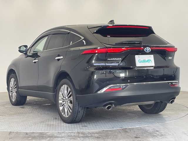 トヨタ ハリアー ハイブリッド Z 栃木県 2022(令4)年 5.7万km プレシャスブラックパール 純正ナビ/（Bluetooth/USB/フルセグTV）/JBLサウンド/パノラミックビューモニター/・バックカメラ/・フロントカメラ/・サイドカメラ/トヨタセーフティセンス/・プリクラッシュセーフティ/・レーントレーシングアシスト/・レーンディパーチャーアラート/・レーダークルーズコントロール（全車速追従機能付）/・アダプティブハイビームシステム/・ロードサインアシスト/・ドライバー異常時対応システム/・プロアクティブドライビングアシスト/・発進遅れ告知機能/BSM/ETC2.0/パワーバックドア/パワーシート/エアシート/シートヒーター/LEDヘッドライト/スマートキー/プッシュスタート/ステアリングスイッチ/電動格納ミラー/純正アルミホイール/純正フロアマット
