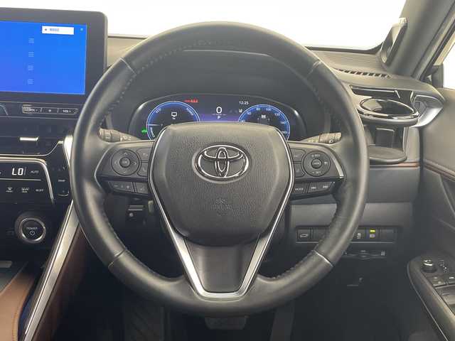 トヨタ ハリアー ハイブリッド Z 栃木県 2022(令4)年 5.7万km プレシャスブラックパール 純正ナビ/（Bluetooth/USB/フルセグTV）/JBLサウンド/パノラミックビューモニター/・バックカメラ/・フロントカメラ/・サイドカメラ/トヨタセーフティセンス/・プリクラッシュセーフティ/・レーントレーシングアシスト/・レーンディパーチャーアラート/・レーダークルーズコントロール（全車速追従機能付）/・アダプティブハイビームシステム/・ロードサインアシスト/・ドライバー異常時対応システム/・プロアクティブドライビングアシスト/・発進遅れ告知機能/BSM/ETC2.0/パワーバックドア/パワーシート/エアシート/シートヒーター/LEDヘッドライト/スマートキー/プッシュスタート/ステアリングスイッチ/電動格納ミラー/純正アルミホイール/純正フロアマット