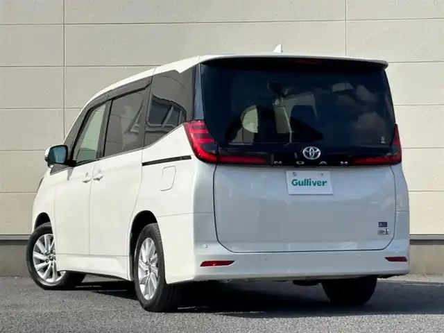 トヨタ ノア ハイブリッド Z 茨城県 2022(令4)年 7万km ホワイトパールクリスタルシャイン 純正10.5インチディスプレイオーディオプラス/　(AM/FM/CD/USB/フルセグ)/バックカメラ/前後ドライブレコーダー/14型有機EL後席ディスプレイ/ブラインドスポットモニター/快適利便パッケージ/トヨタセーフティセンス（衝突回避支援パッケージ）/ETC2.0/LEDヘッドライト/ハーフレザーシート/1&2列目シートヒーター/オットマン/W(後席)エアコン/前後コーナーセンサー/レーンキープアシスト/オートライト/ステアリングヒーター/純正アルミホイール
