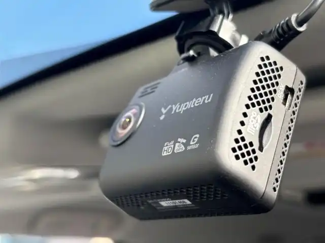 トヨタ ノア ハイブリッド Z 茨城県 2022(令4)年 7万km ホワイトパールクリスタルシャイン 純正10.5インチディスプレイオーディオプラス/　(AM/FM/CD/USB/フルセグ)/バックカメラ/前後ドライブレコーダー/14型有機EL後席ディスプレイ/ブラインドスポットモニター/快適利便パッケージ/トヨタセーフティセンス（衝突回避支援パッケージ）/ETC2.0/LEDヘッドライト/ハーフレザーシート/1&2列目シートヒーター/オットマン/W(後席)エアコン/前後コーナーセンサー/レーンキープアシスト/オートライト/ステアリングヒーター/純正アルミホイール