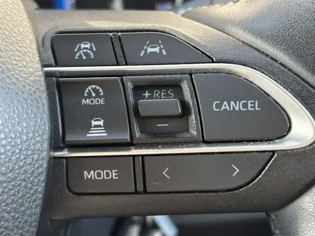 トヨタ ノア ハイブリッド Z 茨城県 2022(令4)年 7万km ホワイトパールクリスタルシャイン 純正10.5インチディスプレイオーディオプラス/　(AM/FM/CD/USB/フルセグ)/バックカメラ/前後ドライブレコーダー/14型有機EL後席ディスプレイ/ブラインドスポットモニター/快適利便パッケージ/トヨタセーフティセンス（衝突回避支援パッケージ）/ETC2.0/LEDヘッドライト/ハーフレザーシート/1&2列目シートヒーター/オットマン/W(後席)エアコン/前後コーナーセンサー/レーンキープアシスト/オートライト/ステアリングヒーター/純正アルミホイール