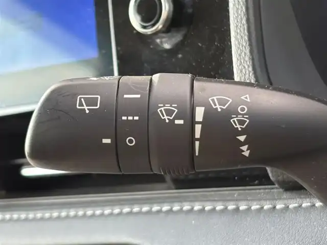 トヨタ ノア ハイブリッド Z 茨城県 2022(令4)年 7万km ホワイトパールクリスタルシャイン 純正10.5インチディスプレイオーディオプラス/　(AM/FM/CD/USB/フルセグ)/バックカメラ/前後ドライブレコーダー/14型有機EL後席ディスプレイ/ブラインドスポットモニター/快適利便パッケージ/トヨタセーフティセンス（衝突回避支援パッケージ）/ETC2.0/LEDヘッドライト/ハーフレザーシート/1&2列目シートヒーター/オットマン/W(後席)エアコン/前後コーナーセンサー/レーンキープアシスト/オートライト/ステアリングヒーター/純正アルミホイール