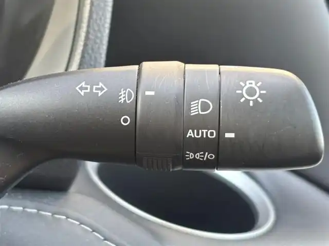 トヨタ ノア ハイブリッド Z 茨城県 2022(令4)年 7万km ホワイトパールクリスタルシャイン 純正10.5インチディスプレイオーディオプラス/　(AM/FM/CD/USB/フルセグ)/バックカメラ/前後ドライブレコーダー/14型有機EL後席ディスプレイ/ブラインドスポットモニター/快適利便パッケージ/トヨタセーフティセンス（衝突回避支援パッケージ）/ETC2.0/LEDヘッドライト/ハーフレザーシート/1&2列目シートヒーター/オットマン/W(後席)エアコン/前後コーナーセンサー/レーンキープアシスト/オートライト/ステアリングヒーター/純正アルミホイール