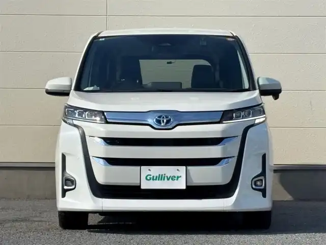 トヨタ ノア ハイブリッド Z 茨城県 2022(令4)年 7万km ホワイトパールクリスタルシャイン 純正10.5インチディスプレイオーディオプラス/　(AM/FM/CD/USB/フルセグ)/バックカメラ/前後ドライブレコーダー/14型有機EL後席ディスプレイ/ブラインドスポットモニター/快適利便パッケージ/トヨタセーフティセンス（衝突回避支援パッケージ）/ETC2.0/LEDヘッドライト/ハーフレザーシート/1&2列目シートヒーター/オットマン/W(後席)エアコン/前後コーナーセンサー/レーンキープアシスト/オートライト/ステアリングヒーター/純正アルミホイール