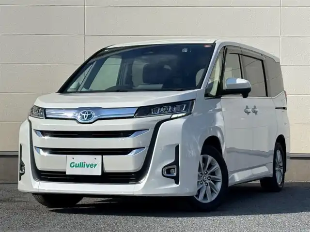 トヨタ ノア ハイブリッド Z 茨城県 2022(令4)年 7万km ホワイトパールクリスタルシャイン 純正10.5インチディスプレイオーディオプラス/　(AM/FM/CD/USB/フルセグ)/バックカメラ/前後ドライブレコーダー/14型有機EL後席ディスプレイ/ブラインドスポットモニター/快適利便パッケージ/トヨタセーフティセンス（衝突回避支援パッケージ）/ETC2.0/LEDヘッドライト/ハーフレザーシート/1&2列目シートヒーター/オットマン/W(後席)エアコン/前後コーナーセンサー/レーンキープアシスト/オートライト/ステアリングヒーター/純正アルミホイール