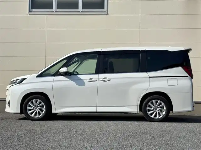 トヨタ ノア ハイブリッド Z 茨城県 2022(令4)年 7万km ホワイトパールクリスタルシャイン 純正10.5インチディスプレイオーディオプラス/　(AM/FM/CD/USB/フルセグ)/バックカメラ/前後ドライブレコーダー/14型有機EL後席ディスプレイ/ブラインドスポットモニター/快適利便パッケージ/トヨタセーフティセンス（衝突回避支援パッケージ）/ETC2.0/LEDヘッドライト/ハーフレザーシート/1&2列目シートヒーター/オットマン/W(後席)エアコン/前後コーナーセンサー/レーンキープアシスト/オートライト/ステアリングヒーター/純正アルミホイール