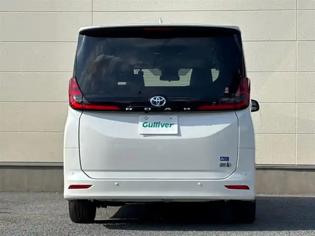 トヨタ ノア ハイブリッド Z 茨城県 2022(令4)年 7万km ホワイトパールクリスタルシャイン 純正10.5インチディスプレイオーディオプラス/　(AM/FM/CD/USB/フルセグ)/バックカメラ/前後ドライブレコーダー/14型有機EL後席ディスプレイ/ブラインドスポットモニター/快適利便パッケージ/トヨタセーフティセンス（衝突回避支援パッケージ）/ETC2.0/LEDヘッドライト/ハーフレザーシート/1&2列目シートヒーター/オットマン/W(後席)エアコン/前後コーナーセンサー/レーンキープアシスト/オートライト/ステアリングヒーター/純正アルミホイール