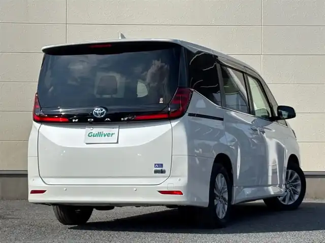 トヨタ ノア ハイブリッド Z 茨城県 2022(令4)年 7万km ホワイトパールクリスタルシャイン 純正10.5インチディスプレイオーディオプラス/　(AM/FM/CD/USB/フルセグ)/バックカメラ/前後ドライブレコーダー/14型有機EL後席ディスプレイ/ブラインドスポットモニター/快適利便パッケージ/トヨタセーフティセンス（衝突回避支援パッケージ）/ETC2.0/LEDヘッドライト/ハーフレザーシート/1&2列目シートヒーター/オットマン/W(後席)エアコン/前後コーナーセンサー/レーンキープアシスト/オートライト/ステアリングヒーター/純正アルミホイール