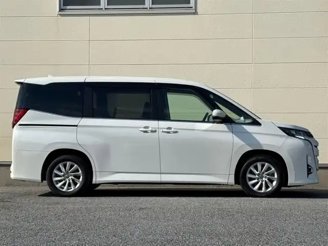 トヨタ ノア ハイブリッド Z 茨城県 2022(令4)年 7万km ホワイトパールクリスタルシャイン 純正10.5インチディスプレイオーディオプラス/　(AM/FM/CD/USB/フルセグ)/バックカメラ/前後ドライブレコーダー/14型有機EL後席ディスプレイ/ブラインドスポットモニター/快適利便パッケージ/トヨタセーフティセンス（衝突回避支援パッケージ）/ETC2.0/LEDヘッドライト/ハーフレザーシート/1&2列目シートヒーター/オットマン/W(後席)エアコン/前後コーナーセンサー/レーンキープアシスト/オートライト/ステアリングヒーター/純正アルミホイール