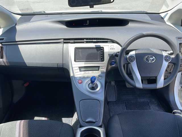 トヨタ プリウス S 岩手県 2014(平26)年 5万km ホワイトパールクリスタルシャイン 純正SDナビ/AM/FM/CD/Bluetooth/ワンセグTV/純正オーディオ/Bluetooth/バックカメラ/ビルトインETC/横滑り防止装置/オートライト/LEDヘッドライト/フォグランプ/スマートキー/プッシュスタート/電動格納ミラー/純正15インチAW/純正フロアマット/純正ドアバイザー/保証書/取扱説明書