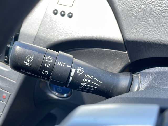 トヨタ プリウス S 岩手県 2014(平26)年 5万km ホワイトパールクリスタルシャイン 純正SDナビ/AM/FM/CD/Bluetooth/ワンセグTV/純正オーディオ/Bluetooth/バックカメラ/ビルトインETC/横滑り防止装置/オートライト/LEDヘッドライト/フォグランプ/スマートキー/プッシュスタート/電動格納ミラー/純正15インチAW/純正フロアマット/純正ドアバイザー/保証書/取扱説明書