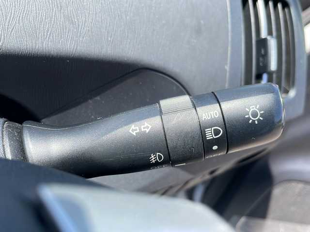 トヨタ プリウス S 岩手県 2014(平26)年 5万km ホワイトパールクリスタルシャイン 純正SDナビ/AM/FM/CD/Bluetooth/ワンセグTV/純正オーディオ/Bluetooth/バックカメラ/ビルトインETC/横滑り防止装置/オートライト/LEDヘッドライト/フォグランプ/スマートキー/プッシュスタート/電動格納ミラー/純正15インチAW/純正フロアマット/純正ドアバイザー/保証書/取扱説明書