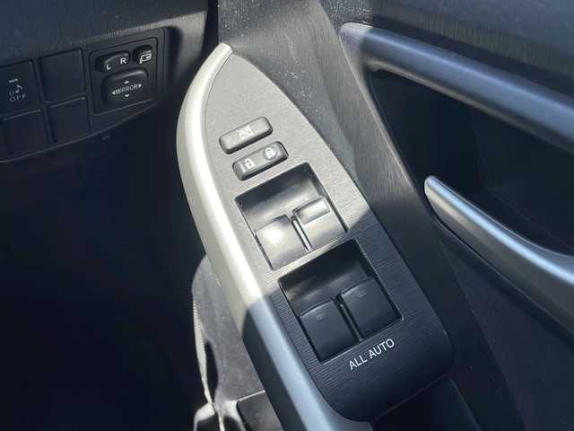 トヨタ プリウス S 岩手県 2014(平26)年 5万km ホワイトパールクリスタルシャイン 純正SDナビ/AM/FM/CD/Bluetooth/ワンセグTV/純正オーディオ/Bluetooth/バックカメラ/ビルトインETC/横滑り防止装置/オートライト/LEDヘッドライト/フォグランプ/スマートキー/プッシュスタート/電動格納ミラー/純正15インチAW/純正フロアマット/純正ドアバイザー/保証書/取扱説明書