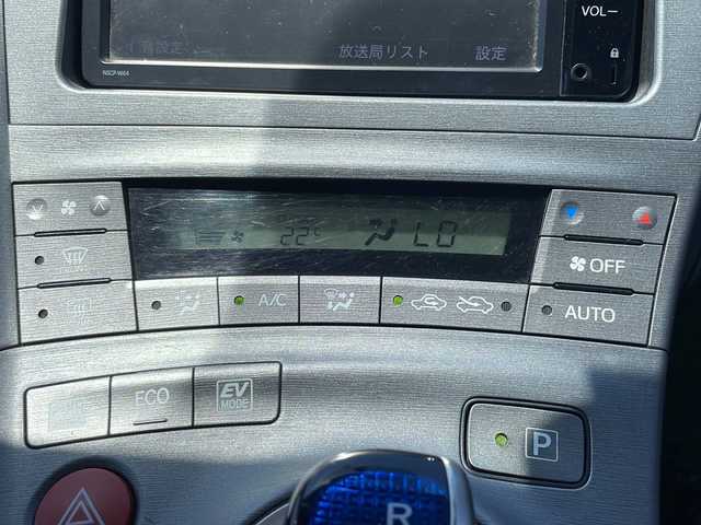 トヨタ プリウス S 岩手県 2014(平26)年 5万km ホワイトパールクリスタルシャイン 純正SDナビ/AM/FM/CD/Bluetooth/ワンセグTV/純正オーディオ/Bluetooth/バックカメラ/ビルトインETC/横滑り防止装置/オートライト/LEDヘッドライト/フォグランプ/スマートキー/プッシュスタート/電動格納ミラー/純正15インチAW/純正フロアマット/純正ドアバイザー/保証書/取扱説明書
