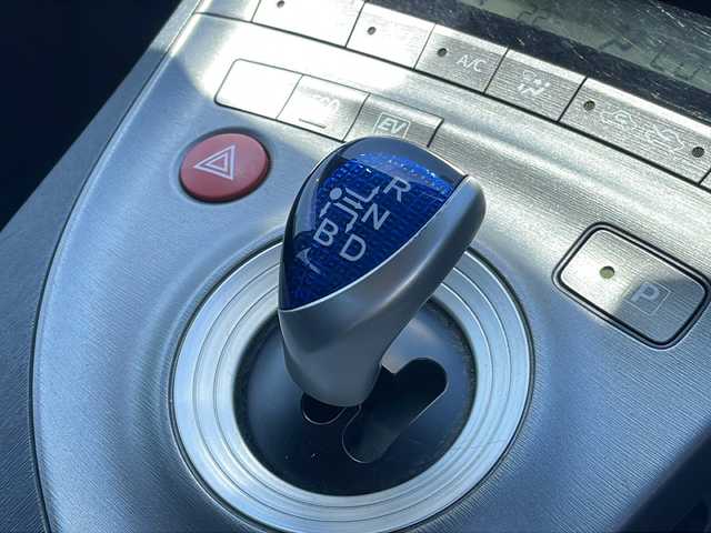トヨタ プリウス S 岩手県 2014(平26)年 5万km ホワイトパールクリスタルシャイン 純正SDナビ/AM/FM/CD/Bluetooth/ワンセグTV/純正オーディオ/Bluetooth/バックカメラ/ビルトインETC/横滑り防止装置/オートライト/LEDヘッドライト/フォグランプ/スマートキー/プッシュスタート/電動格納ミラー/純正15インチAW/純正フロアマット/純正ドアバイザー/保証書/取扱説明書